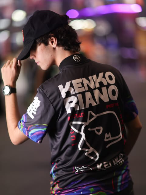 Participante com camiseta Kenko, em publicação de CAPITALO