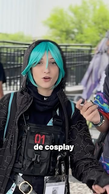 Cosplayer com cabelo turquesa, em reel de CAPITALO compartilhado no perfil do Kenko
