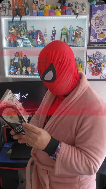 Participante com máscara do Homem-Aranha e roupão rosa, em reel do Kenko Festival