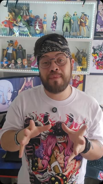 Criador de conteúdo diante de uma coleção de personagens, no Instagram do Kenko Festival
